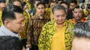 Partai Golkar menyerahkan hasil rapat pimpinan nasional (rapimnas) kepada putra sulung Presiden Joko Widodo atau Jokowi, Gibran Rakabuming Raka. (Liputan6.com/Angga Yuniar)