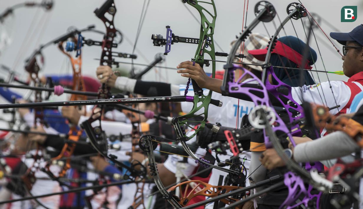 Sejumlah pepanah melepas anak panah pada Invitation Tournament cabang panahan nomor compound di Lapangan Panahan Senayan, Jakarta, Sabtu (10/2/2018). Event ini merupakan pemanasan jelang Asian Games 2018. (Bola.com/Vitalis Yogi Trisna)
