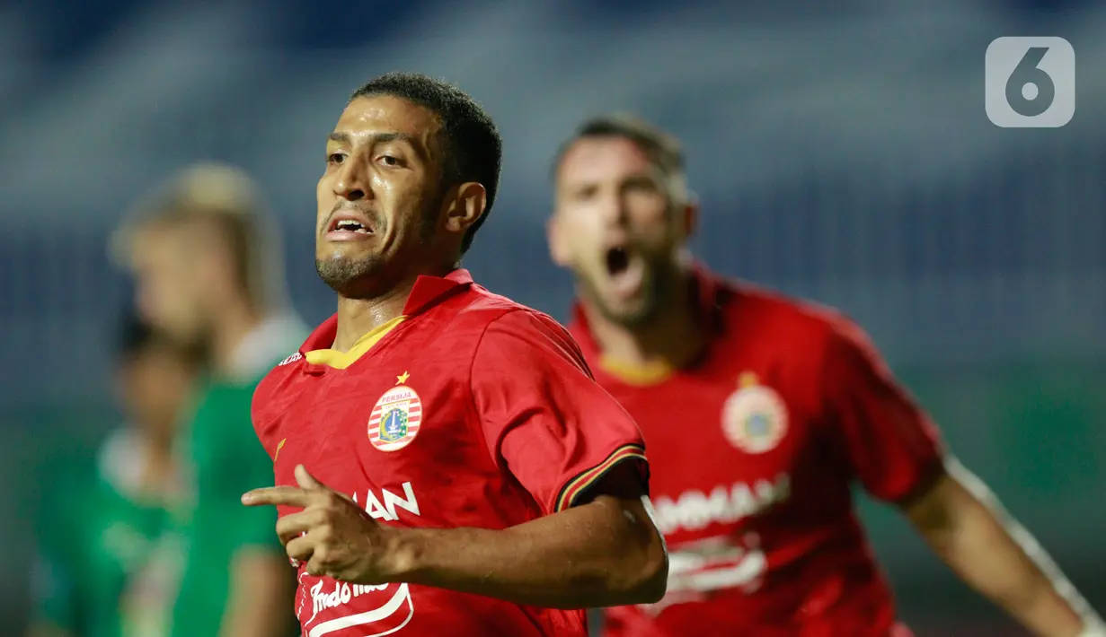 Pemain Persija Jakarta, Yann Motta, melakukan selebrasi usai mencetak gol ke gawang PSS Sleman pada pertandingan BRI Liga 1 2021 di Stadion Pakansari, Bogor, Minggu (5/9/2021). Kedua tim bermain imbang 1-1. (Bola.com/M Iqbal Ichsan)