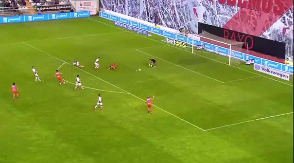 Inilah blunder fatal Diego Alves saat gagal menahan tendangan Adrián Embarba, beruntung gol dari Daniel Parejo membuat Valencia terhindar dari kekalahan di Estadio de Vallecas, Jumat (1/5/2015) dini hari WIB. (SNTV)