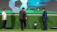 Ketua umum PSSI, Erick Thohir (tengah), Direktur utama PT Pegadaian Damar Latri Setiawan (kiri), Direktur utama PT LIB Ferry Paulus membuka acara konferensi pers Pegadaian Liga 2 2024/2025 yang berlangsung di The Gade Tower, Senen, Jakarta, Selasa (03/09/2024). (Bola.com/Bagaskara Lazuardi)