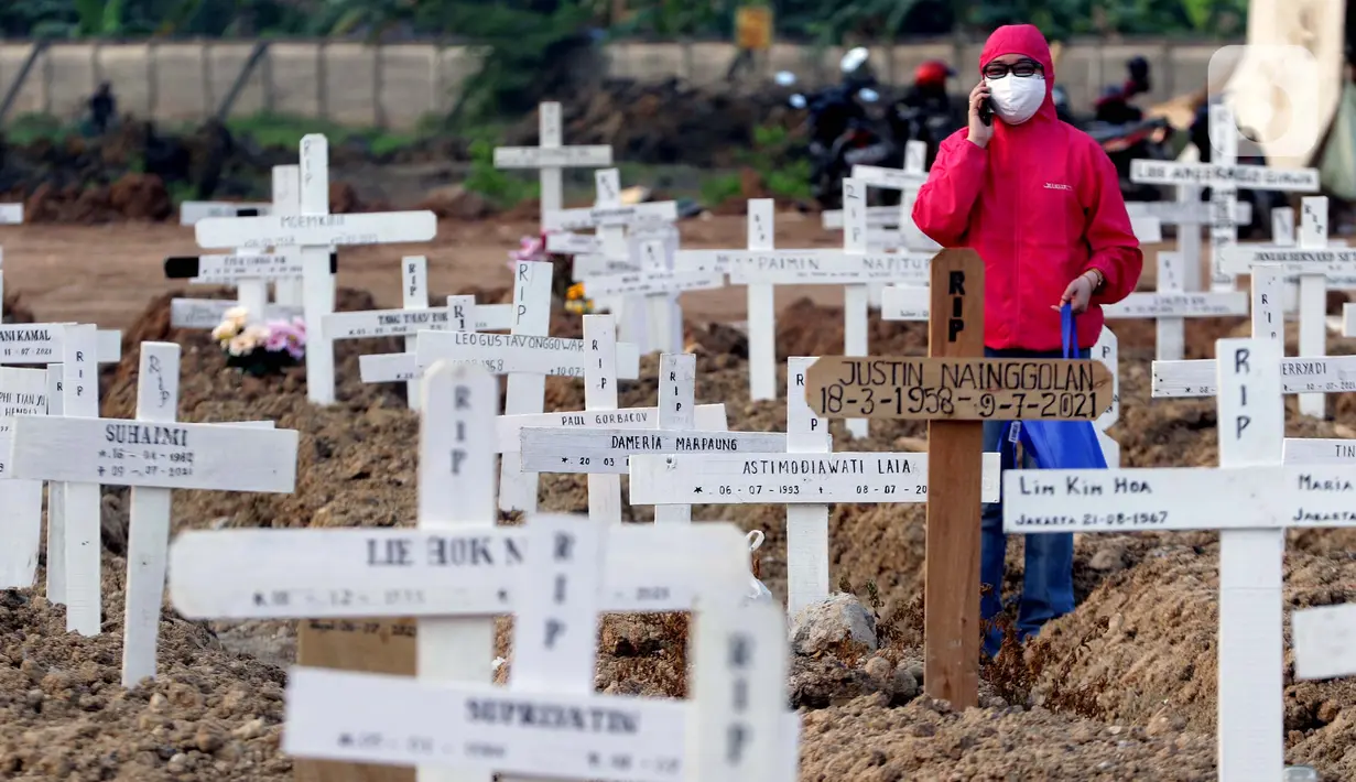 Warga saat melakukan ziarah di pemakaman khusus COVID-19 TPU Rorotan, Cilincing, Jakarta, Sabtu (31/7/2021). Warga yang melakukan ziarah diwajibkan mematuhi protokol kesehatan, menjaga jarak serta dilakukan secara terbatas. (Liputan6.com/Helmi Fithriansyah)