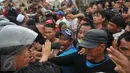 Aksi saling dorong antara petugas keamanan dan warga mewarnai penggusuran Pasar Ikan, Penjaringan, Jakarta, Senin (11/4). Penertiban diwarnai bentrokan antara petugas dan warga yang menolak penggusuran di kawasan tersebut. (Liputan6.com/Gempur M Surya)