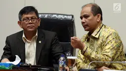 Wakil Ketua Pansus Taufiqulhadi dan Dossy Iskandar saat memimpin Rapat dengan Pakar Hukum Pidana Romli Atmasasmita di Kompleks Parlemen, Senayan, Jakarta (11/7). (Liputan6.com/Johan Tallo)