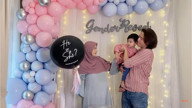 6 Momen Cut Meyriska dan Roger Danuarta Ungkap Jenis Kelamin Anak Kedua