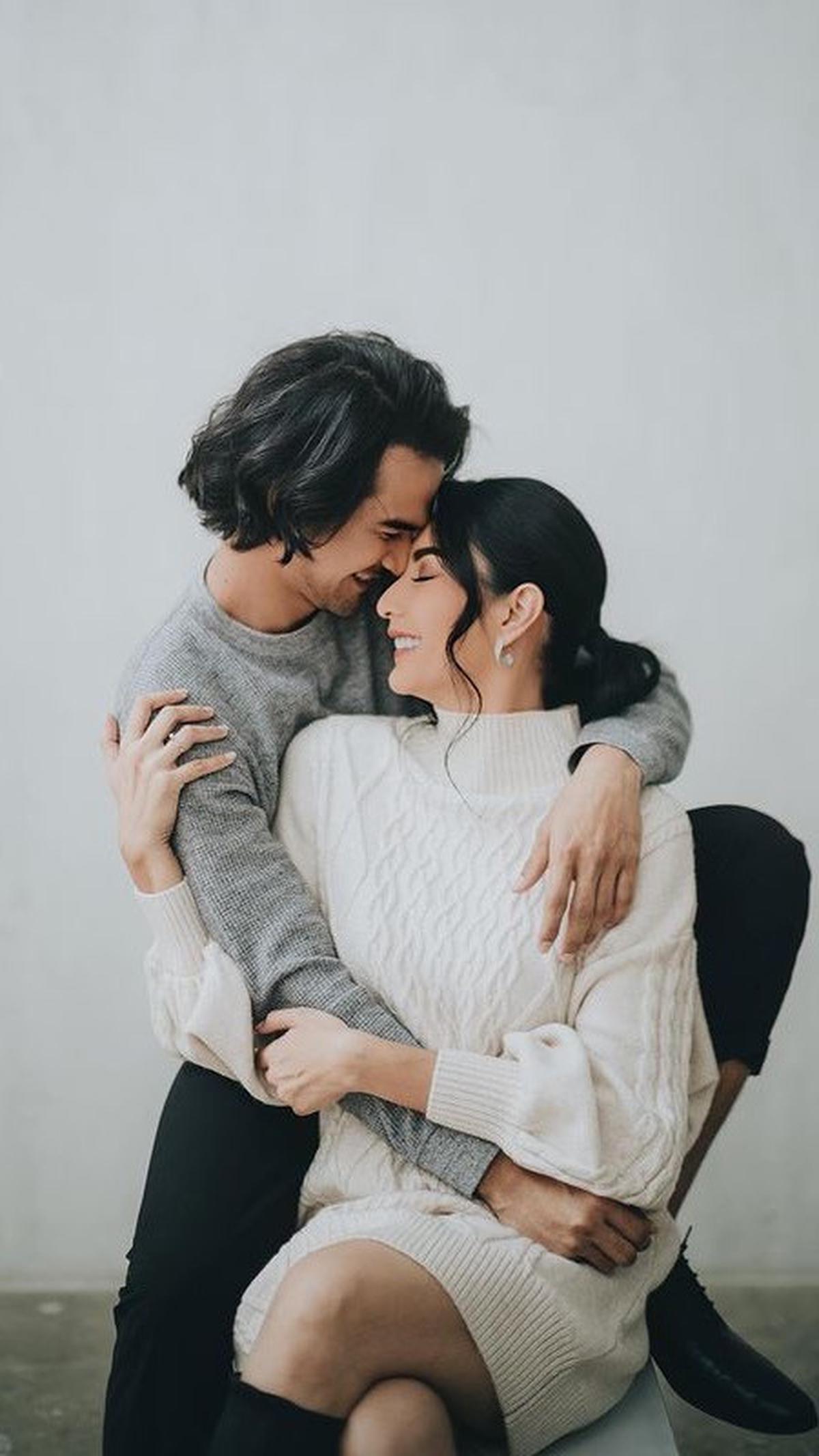Pemotretan kemudian berlanjut dengan pose saling berpelukan. Tengku yang semula duduk di bawah kini berpindah posisi dan melingkarkan tangan di bahu Tyas.
