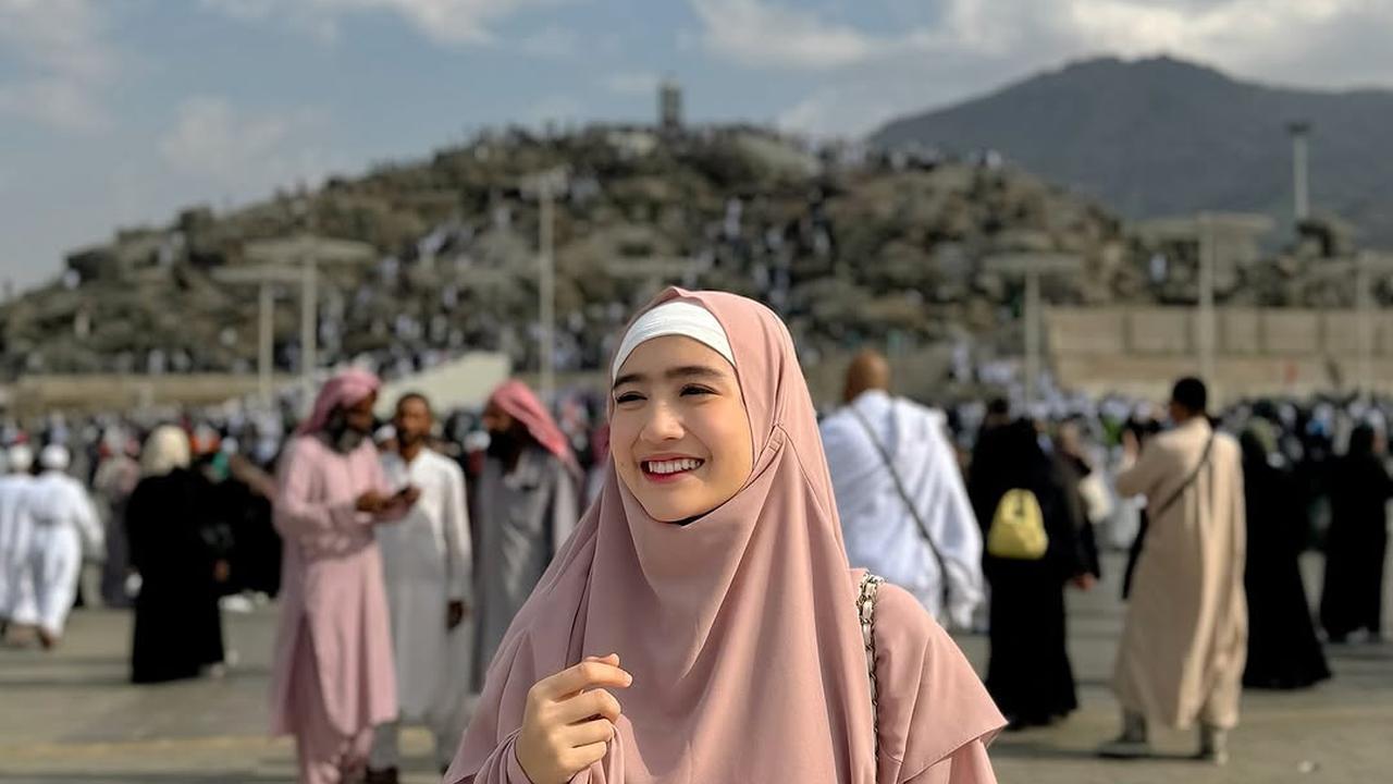 4 Potret Cantik Febby Rastanty saat Jalani Umrah, Penampilannya Feminin dan Elegannya Curi Perhatian