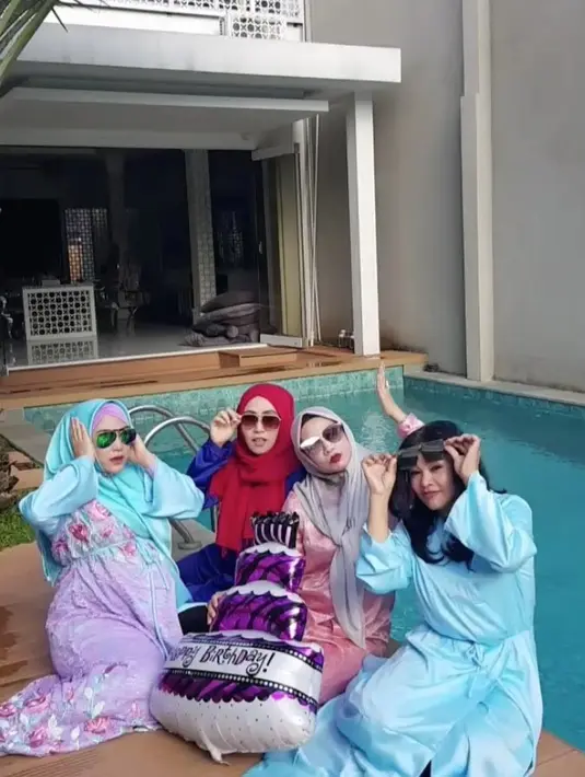 Paduan warna pink dan biru muda pada gamis yang  dipakai April terlihat begitu cocok dikenakannya. Penampilannya jadi makin kece lantaran ia memakai kacamata hitam. (Instagram/apriljasmine)