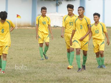 Para Pemain Persija U-17 tampak lesu usai laga melawan Putra Citra Muda (PCM), di Stadion Cendrawasih, Jakarta, Senin, (24/7/2017). Persija Muda gagal lolos fase grup Piala Suratin setelah bermain imbang 1-1 melawan PCM. (Bola.com/M Iqbal Ichsan)