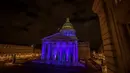 Cahaya biru menerangi Monumen Pantheon untuk peringatan Hari Anak Sedunia pada 20 November di Paris, Selasa (19/11/2019). Hari Anak Sedunia mempromosikan tentang kebersamaan internasional, kesadaran di antara anak-anak di seluruh dunia, dan meningkatkan kesejahteraan anak-anak. (THOMAS SAMSON/AFP)