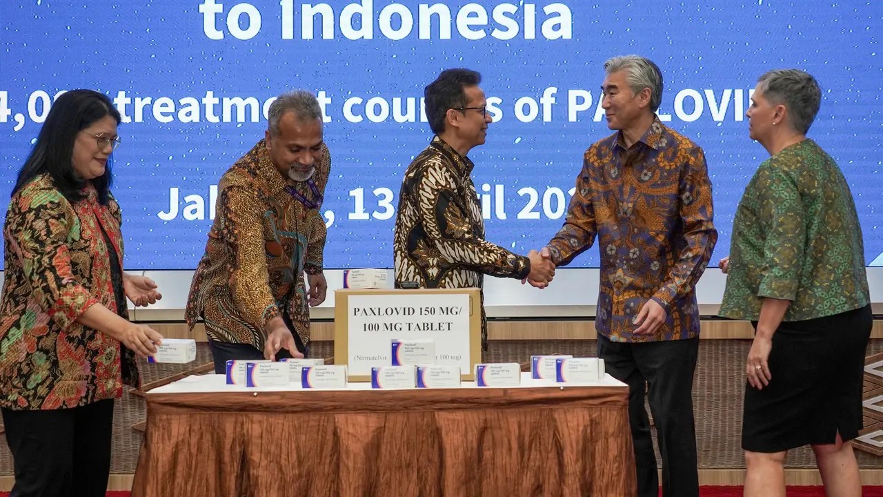 Penyerahan Obat Baru COVID-19 Paxlovid di Kementerian Kesehatan