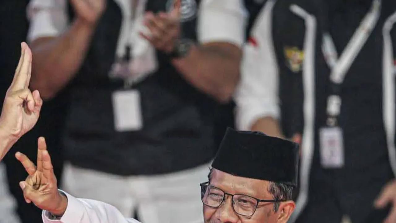 Momen Pelukan Mahfud, Gibran dan Cak Imin usai Debat Capres, Ternyata Ini yang Mereka Bicarakan
