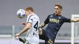 Striker Juventus, Dejan Kulusevski (kiri) berebut bola dengan gelandang Genoa, Nicolo Rovella dalam laga lanjutan Liga Italia 2020/2021 pekan ke-30 di Allianz Stadium, Turin, Minggu (11/4/2021). Juventus menang 3-1 atas Genoa. (LaPresse via AP/Marco Alpozzi)