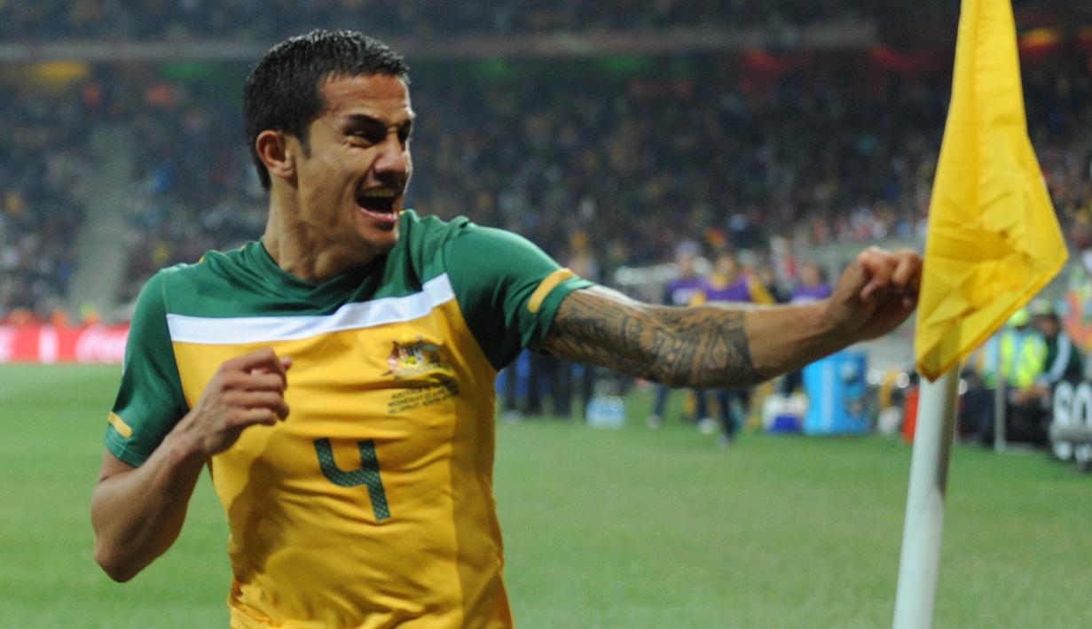 Tim Cahill. Gelandang serang Australia yang kini berusia 42 tahun dan telah pensiun dari sepak bola internasional pada Juli 2018 ini tercatat tampil dalam 4 edisi Piala Dunia, mulai edisi 2006 hingga 2018. Total tampil dalam 9 laga dengan torehan 5 gol dan 1 assist, penampilan terbaiknya terjadi pada edisi 2006 di Jerman. Pada laga awal di fase Grup F, ia menyumbang 2 gol dan 1 assist saat Australia mengalahkan sesama wakil Asia, Jepang dengan skor 3-1 (12/6/2006). (AFP/Stan Honda)