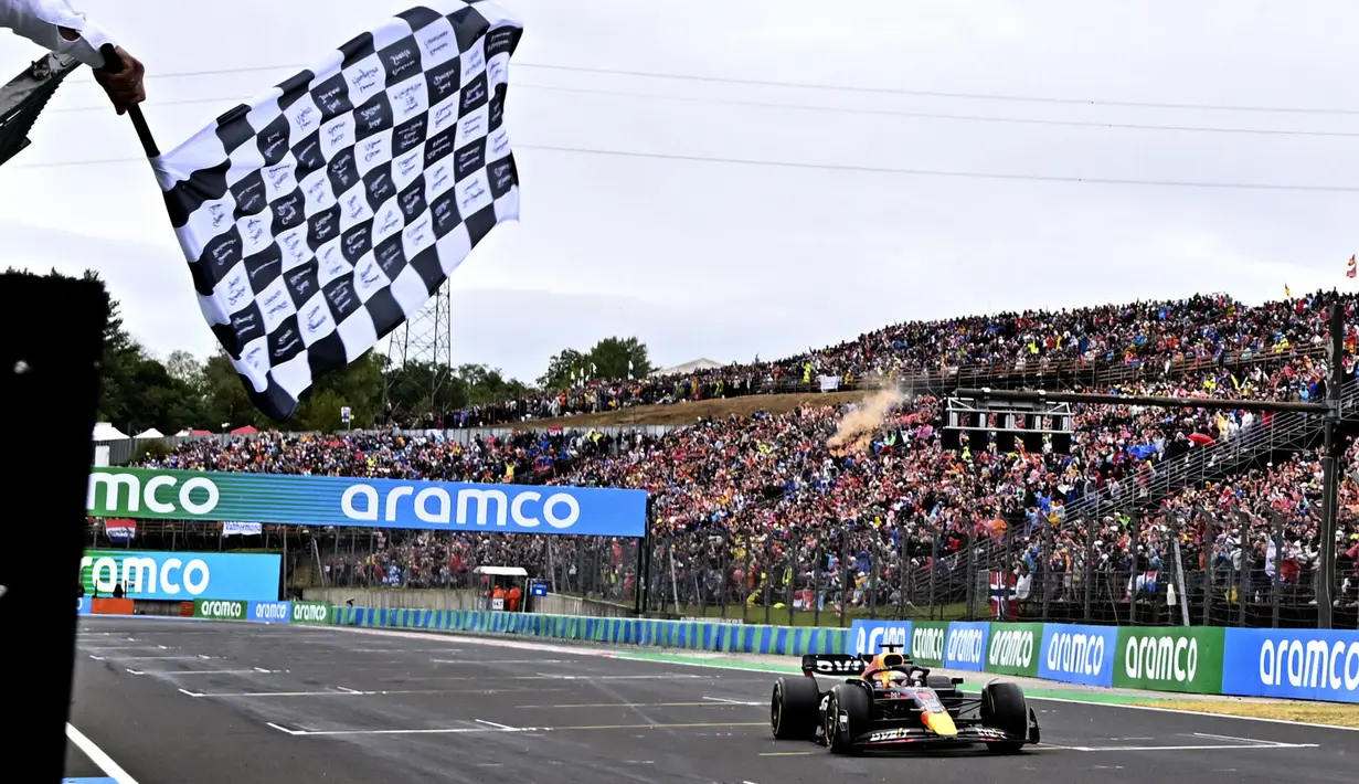 Pebalap Oracle Red Bull Racing, Max Verstappen melewati garis finis saat Formula 1 GP Hungaria yang berlangsung di Sirkuit Hongaronging, Budapest, pada Minggu (31/7/2022). (AP/Darko Bandic)