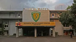 Stadion Madya yang menjadi  markas tim atletik nasional yang kini telah kosong dan sepi karena rencana dipugar jelang Asian Games 2018. (Bola.com/Nicklas Hanoatubun)