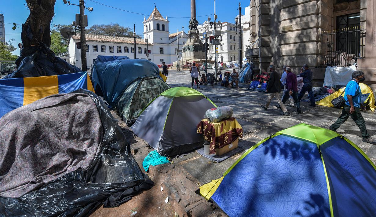 Pemandangan tenda-tenda tunawisma di Patio do Colegio, pusat kota Sao Paulo, Brasil, pada 19 Agustus 2021. Sao Paulo menghadapi krisis tunawisma, karena harga baru-baru ini menjadi beban yang terlalu berat bagi populasi yang semakin miskin. (NELSON ALMEIDA / AFP)