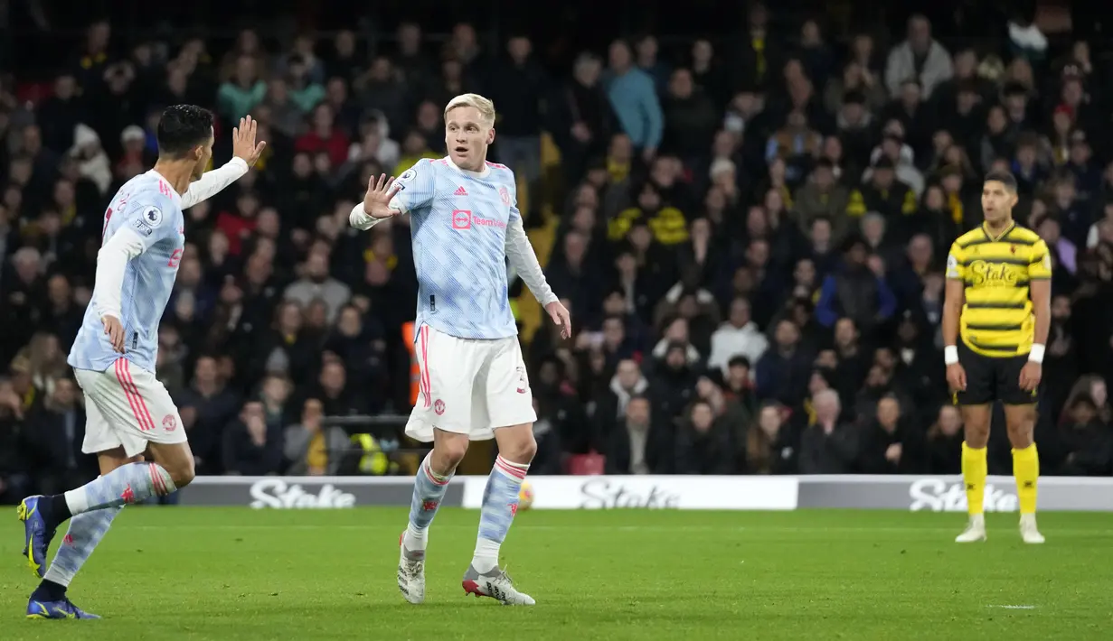 Pemain Manchester United Donny van der Beek (tengah) merayakan dengan Cristiano Ronaldo (kiri) usai mencetak gol ke gawang Watford pada pertandingan sepak bola Liga Inggris di Vicarage Road, Watford, Inggris, 20 November, 2021. Watford menang 4-1. (AP Photo/Frank Augstein)