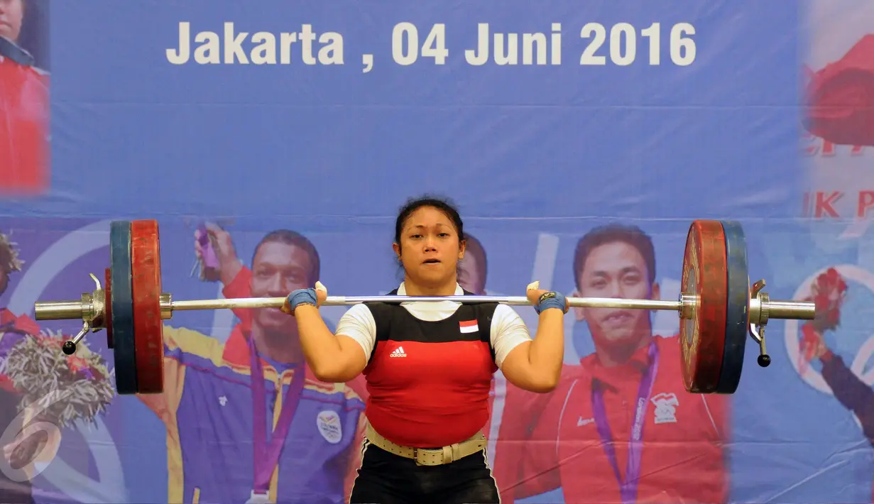 Lifter wanita, Sinta Damariani melakukan angkatan pada seleksi nasional untuk olimpiade Rio de Janeiro 2016 di PB PABBSI, Jakarta, (4/6/2016). 17 lifter mengikuti seleksi nasional untuk berlaga di ajang olimpiade 2016. (Liputan6.com/Helmi Fithriansyah)