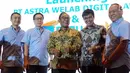 Presdir Astra International Tbk, Prijono Sugiarto (kedua kiri), Kepala Departemen Industri Keuangan Non Bank OJK, Bambang W Budiawan (tengah) saat pembentukan perusahaan fintech,PT Astra WDA di Jakarta, Rabu (5/9). (Liputan6.com/HO/Eko)