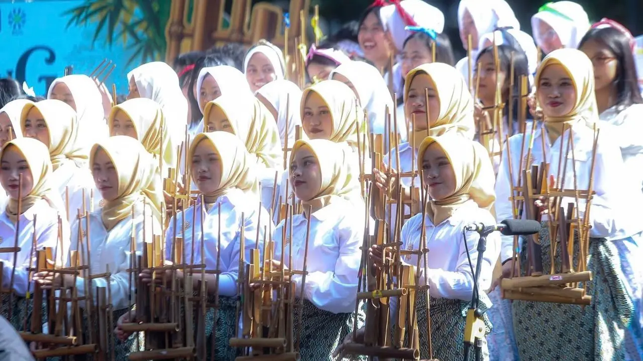 Bandung Kota Angklung Festival menghadirkan ratusan musisi.