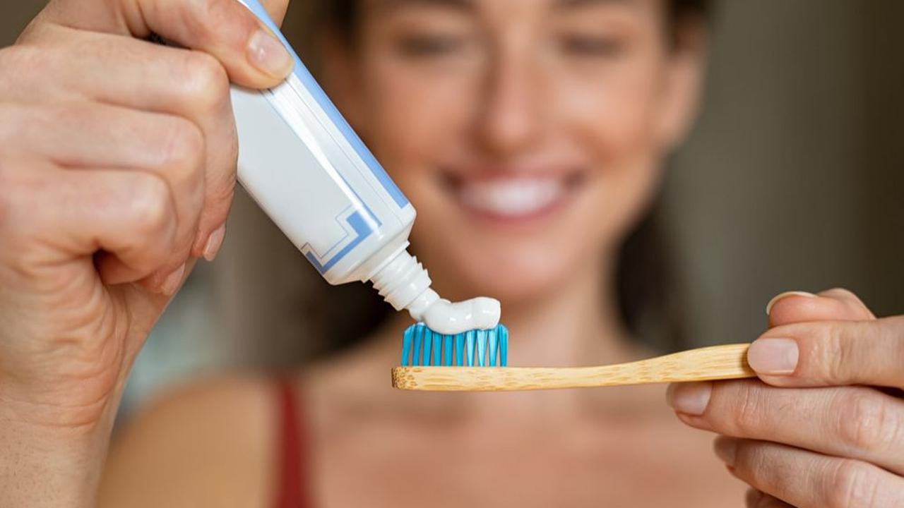 1. Gunakan Pasta Gigi Khusus untuk Gigi Sensitif<br>