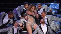 Penyanyi Jennifer Lopez tampil ditemani para penari laki-laki saat konser bertajuk 'All I Have' di Planet Hollywood, Las Vegas, Rabu (20/1). Ibu dua anak itu tampak super seksi dengan gaunnya yang nyaris transparan tersebut (Ethan Miller/Getty Images/AFP)