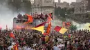 Suporter AS Roma bergembira saat bus membawa pemain AS Roma merayakan kemenangan juara Liga Konferensi Eropa UECL di depan Colosseum di Roma (26/5/2022). AS Roma menjuarai Konferensi Eropa UECL setelah mengalahkan Fayenoord dengan skor tipis 1-0. (AP Photo/Gregorio Borgia)