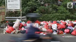 Tumpukan sampah menumpuk didekat Pasar Induk Cikema, Jalan Raya Bogor, Kabupaten Bogor, Senin (1/6/2020). Minimnya lokasi penampungan sampah semenatara dan kesadaran warga untuk membuang sampah pada tempatnya menjadikan area ini kerap dipenuhi timbunan sampah. (Liputan6.com/Helmi Fihtriansyah)