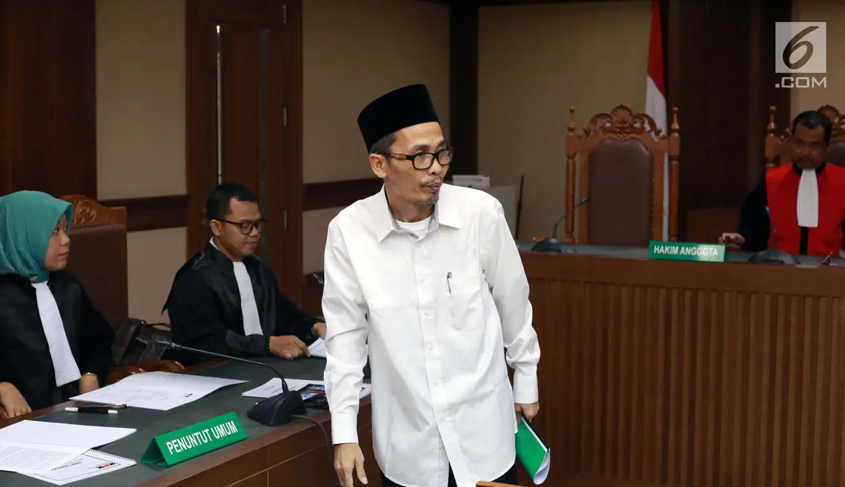 Kakanwil Kemenag Gresik yang juga tersangka pemberian suap kepada anggota DPR Romahurmuziy, Muafaq Wirahadi saat menjalani sidang pembacaan dakwaan di Pengadilan Tipikor, Jakarta, Rabu (29/5/2019). Muafaq didakwa memberi suap mantan Ketua Umum PPP Romahurmuziy. (Liputan6.com/Helmi Fithriansyah)