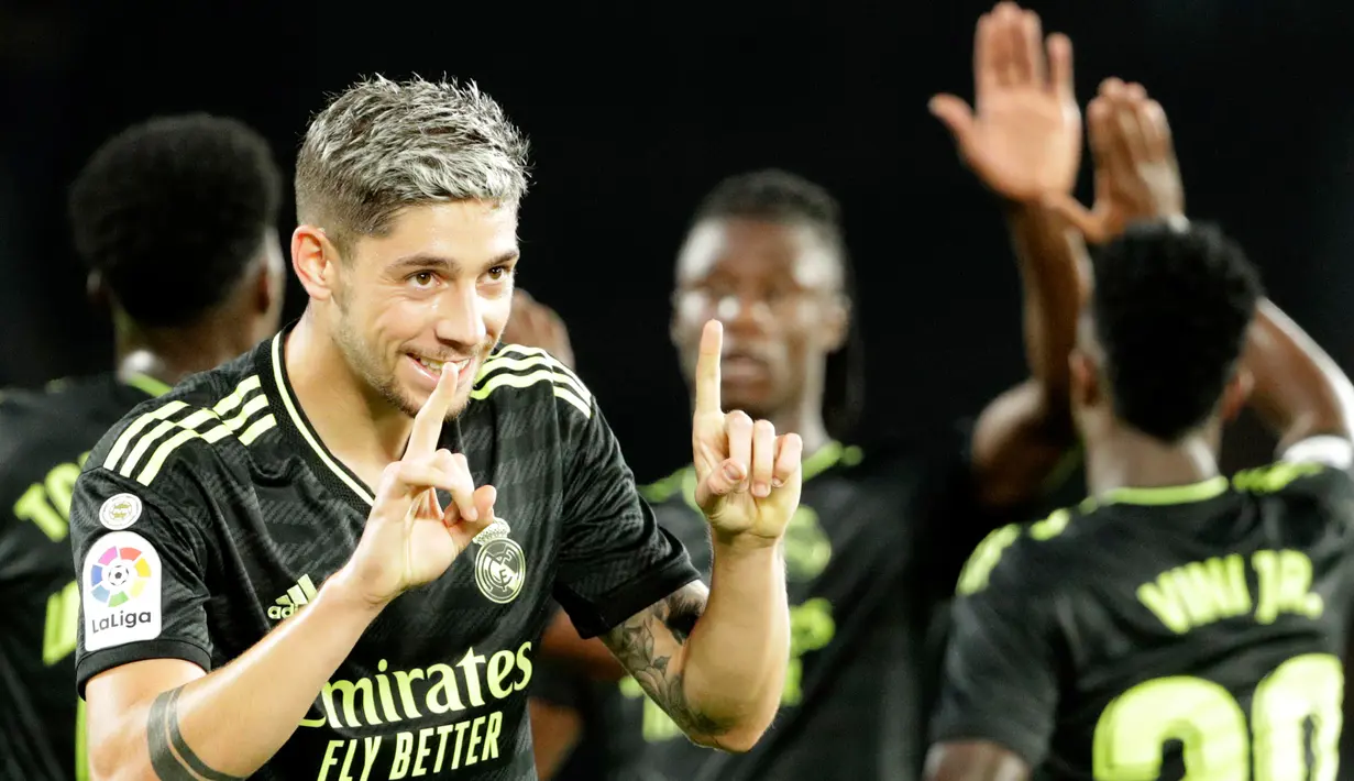 Pemain Real Madrid Federico Valverde (kiri) merayakan setelah mencetak gol ke gawang Celta Vigo pada pertandingan sepak bola La Liga Spanyol di Stadion Balaidos, Vigo, Spanyol, 20 Agustus 2022. Real Madrid menang 4-1. (AP Photo/Lalo R. Villar)