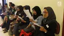 Peserta menghafal naskah saat mengikuti kompetisi News Presenter dalam rangkaian Emtek Goes To Campus (EGTC) 2018 di Universitas Gajah Mada, Yogyakarta, Selasa (16/10). (Liputan6.com/Herman Zakharia)