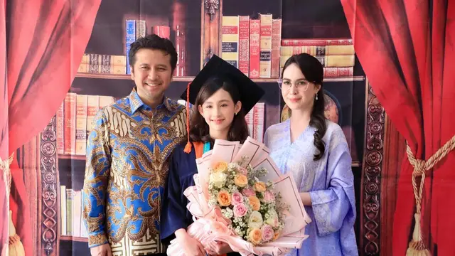 Tanpa Kebaya, Arumi Bachsin Tampil Anggun dengan Batik di Wisuda Putrinya, Lakesha Ariestia Dardak