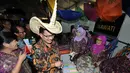 Menteri Agraria dan Tata Ruang, Ferry Mursidan Baldan melihat salah satu stand pameran pertanahan di Senayan, Jakarta, Jumat (6/11). Pameran dalam rangka perayaan hari Agraria dan Tata Ruang ini digelar hingga 8 November.  (Liputan6.com/Helmi Afandi)