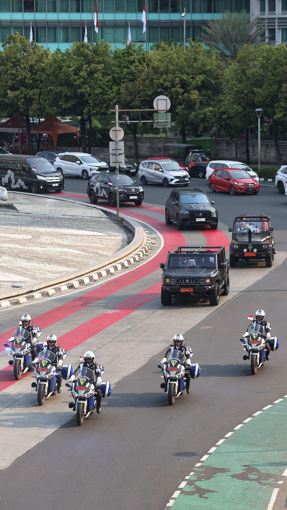 Sebanyak lima personel polisi bermotor tampak membentuk formasi saat mengawal Maung dengan empat kursi penumpang dan memiliki atap terbuka.&nbsp;Foto: Liputan6.com/Angga Yuniar