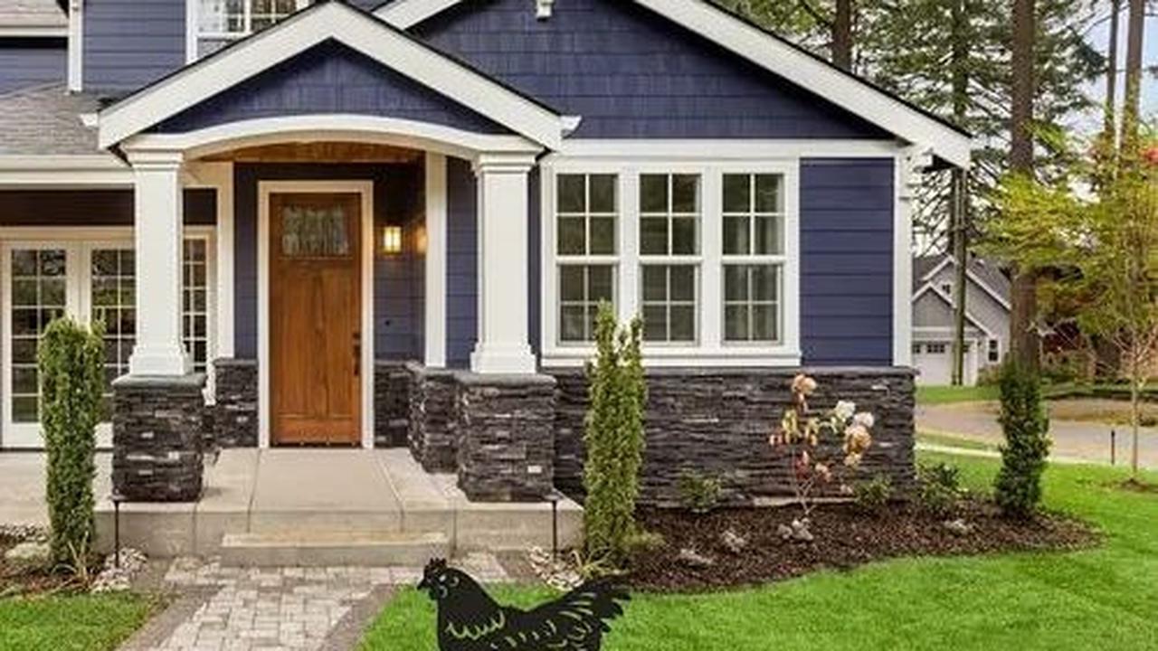 Desain Rumah Kayu dengan Atap Miring dan Dinding Batu Alam
