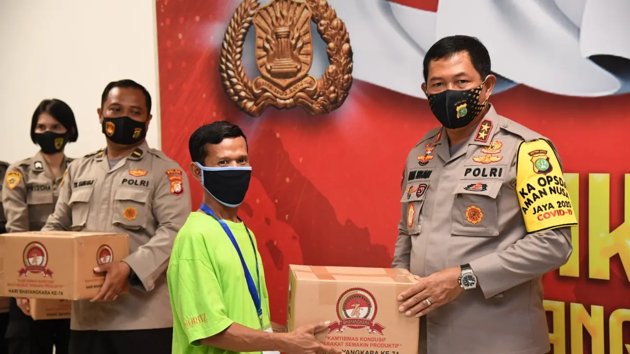 Mabes Polri Bagi-bagi sembako untuk tenaga medis