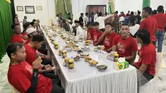 Euforia keberhasilan Malut United mendapatkan tiket promosi ke Liga 1 2024/2025 setelah menempati peringkat ketiga Pegadaian Liga 2 2023/2024 terus berlanjut. Usai mendapatkan sambutan hangat di Ternate, skuad Laskar Kie Raha melanjutkan perjalanan ke Tidore, Jumat (15/3/2024) petang WIT untuk disambut oleh Sultan Tidore, H. Husain Syah dalam sebuah jamuan berbuka puasa bersama dengan keluarga Kesultanan Tidore di Kedato Kie, atau istana kesultanan Tidore. (Bola.com/Hery Kurniawan)