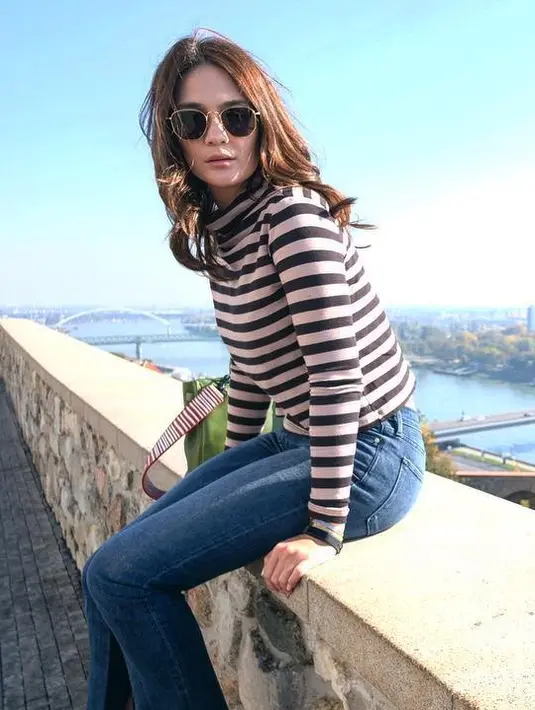 Melakukan kegiatan sehari-hari selain syuting sepertinya Luna Maya lebih senang memilih gaya kasual. Seperti yang satu ini misalnya, Luna memakai celana jeans dengan paduan kaus lengan panjang bermotif garis-garisnya. (Instagram/lunamaya)