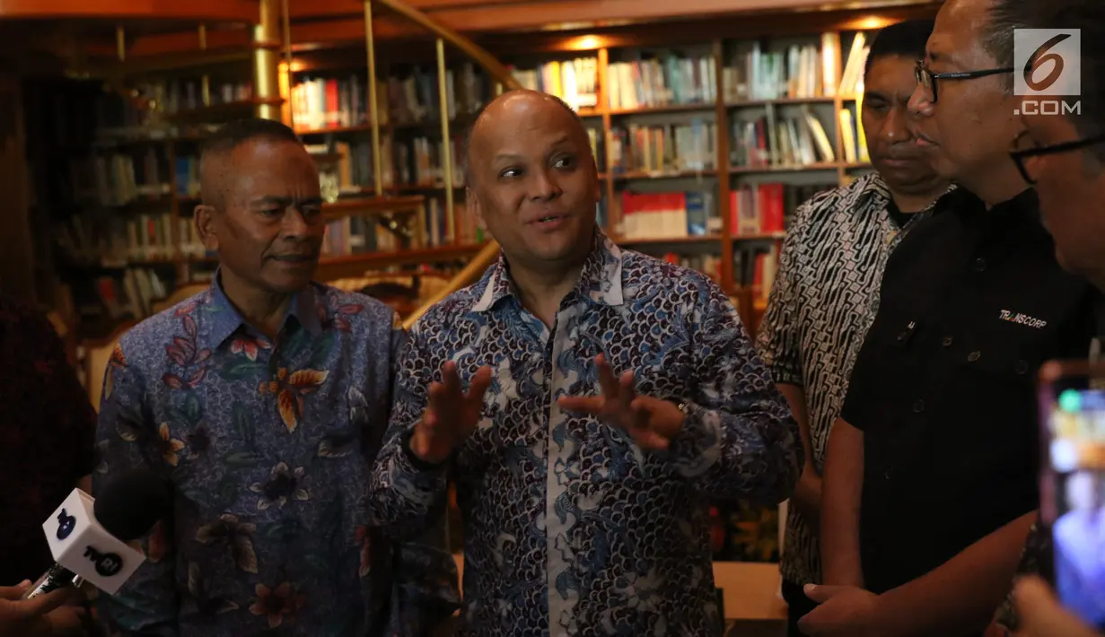 Putra almarhum Presiden ke-3 RI BJ Habibie Ilham Akbar Habibie memberikan keterangan seusai menerima penyerahan anugerah Bapak Kemerdekaan Pers Indonesia kepada almarhum BJ Habibie, di Jakarta (16/9/2019). (Liputan6.com/Angga Yuniar)