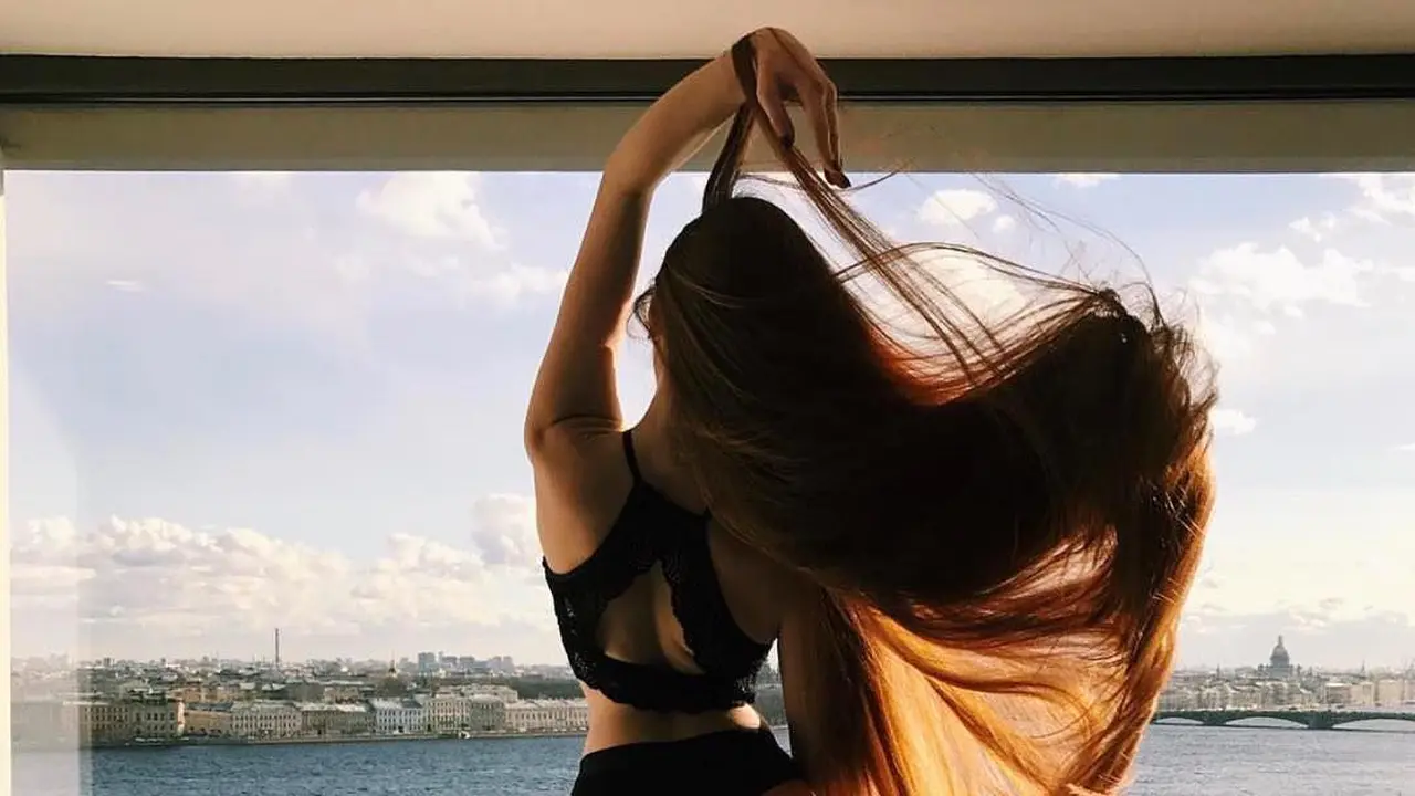 [Bintang] Seperti Rapunzel, Wanita Ini Punya Rambut Panjang yang Indah