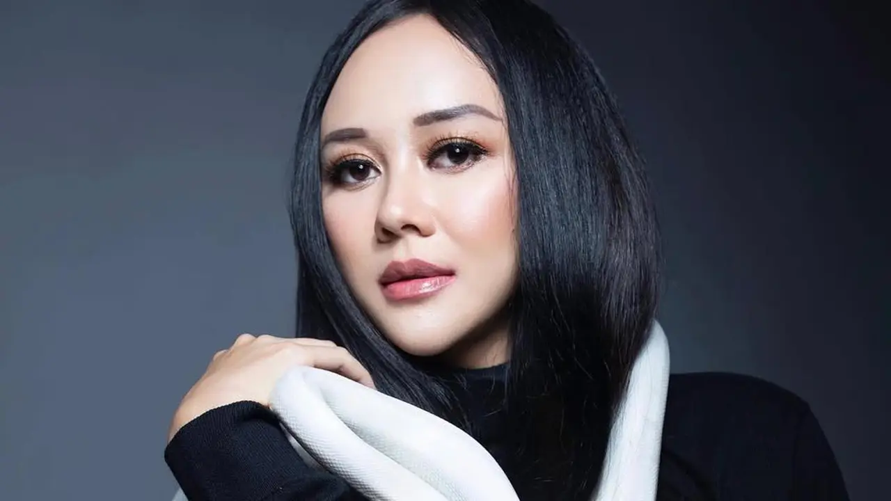 6 Potret Aura Kasih Bareng Ular Putih Peliharaannya yang Eksotis, Bikin Merinding