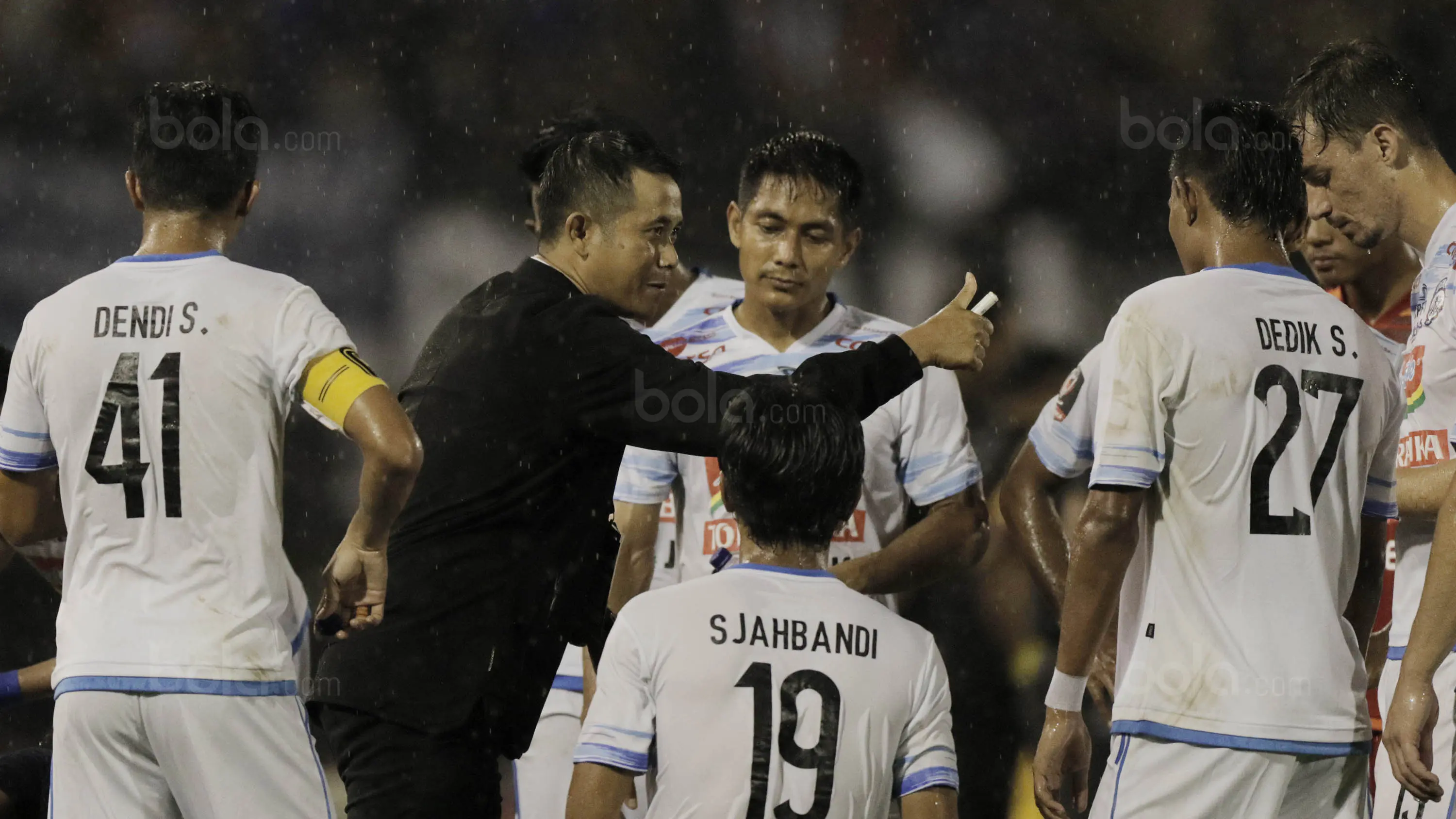 Pelatih Arema FC, Joko Susilo, saat pertandingan melawan Sriwijaya FC pada laga perempat final Piala Presiden di Stadion Manahan, Solo, Minggu, (4/2/2018). Sriwijaya FC menang 3-1 atas Arema FC. (Bola.com/M Iqbal Ichsan)