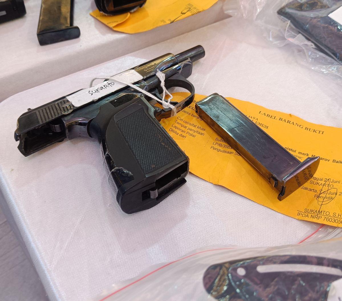 "Ternyata senjata airgun bisa dimodifikasi menjadi senjata api, dengan cara mengganti laras, mengganti onderdil yang ada di dalamnya, kemudian ini kita temukan di pabrik Semarang dan Sumedang," kata Hengki.