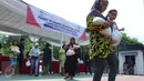 Warga membawa sembako usai mendapatkan paket sembako murah yang diadakan Indosiar di Joglo, Jakarta, Senin (13/6). Paket berisikan 5 kg beras, 2 liter minyak goreng, 1 kg gula pasir dan 1 kg tepung terigu dijual Rp 30 ribu‎. (Liputan6.com/Angga Yuniar)