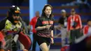 Wasit Ornpimol Kittiteerasopon (tengah) saat mengawasi dan memimpin laga final hoki putri PON XIX Jabar antara DKI Jakarta melawan Papua di Gymnasium UPI, Bandung, Senin (19/9). DKI Jakarta unggul 4-2 atas Papua. (Liputan6.com/Helmi Fithriansyah)