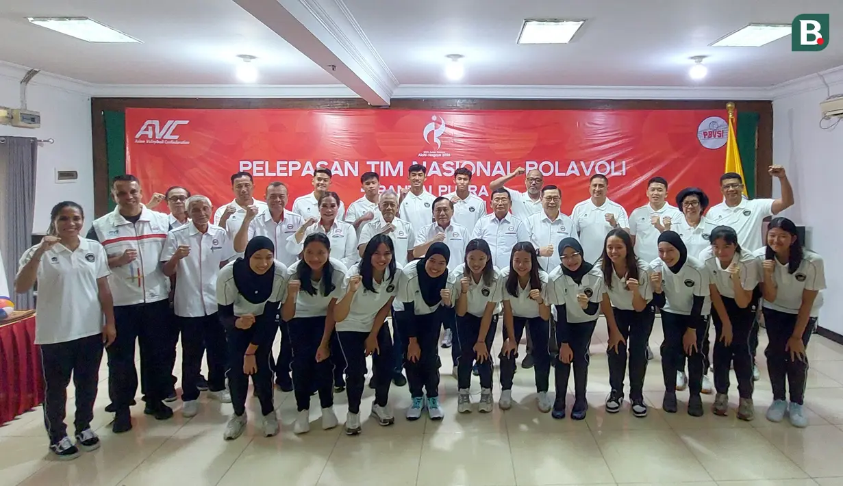 Timnas voli putri dan voli pantai putra Indonesia berfoto bersama Ketua Umum PP PBVSI Imam Sudjarwo beserta jajaran pengurus dalam acara pelepasan menuju Asian Games 2026 di Padepokan Voli Jenderal Polisi Kunarto, Sentul, Bogor, Minggu (13/9/2026). Kedua tim akan membawa nama Indonesia pada ajang Asian Games 2026 di Aichi-Nagoya, Jepang. (Bola.com/Arif Anggara Mulya)
