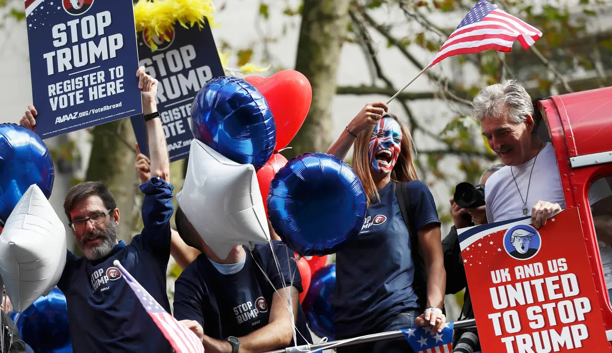 Sejumlah warga berkampanye menolak Trump di London, Inggris, Rabu (21/9). Mereka menggunakan bus dengan atap terbuka mengajak warga AS di luar negeri untuk menolak Trump. (REUTERS / Stefan Wermuth)