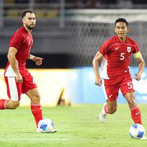 Pemain Timnas Indonesia, Jordi Amat dan Rizky Ridho dalam laga FIFA Matchday melawan Chinese Taipei di Stadion Gelora Bung Tomo (GBT), Surabaya, Jumat (05/08/2025). (Bola.com/Abdul Aziz)
