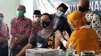 Kapolres Tarakan AKBP Fillol Praja Arthadira menerima suntik vaksin Covid-19. (Foto: Siti Hardiani)